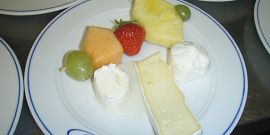 antipasto di formaggio e spiedino di frutta con miele 'acacia